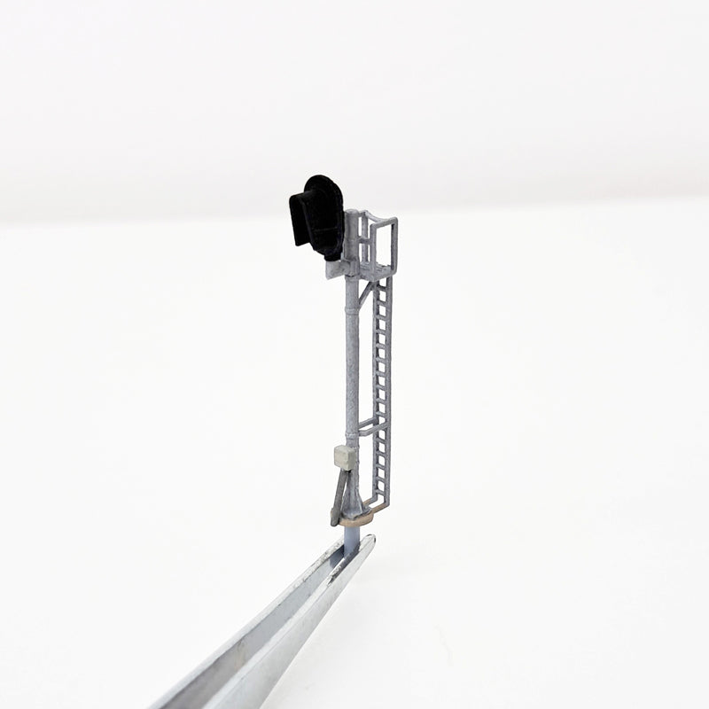 Model of an n scale train signal with a single head.