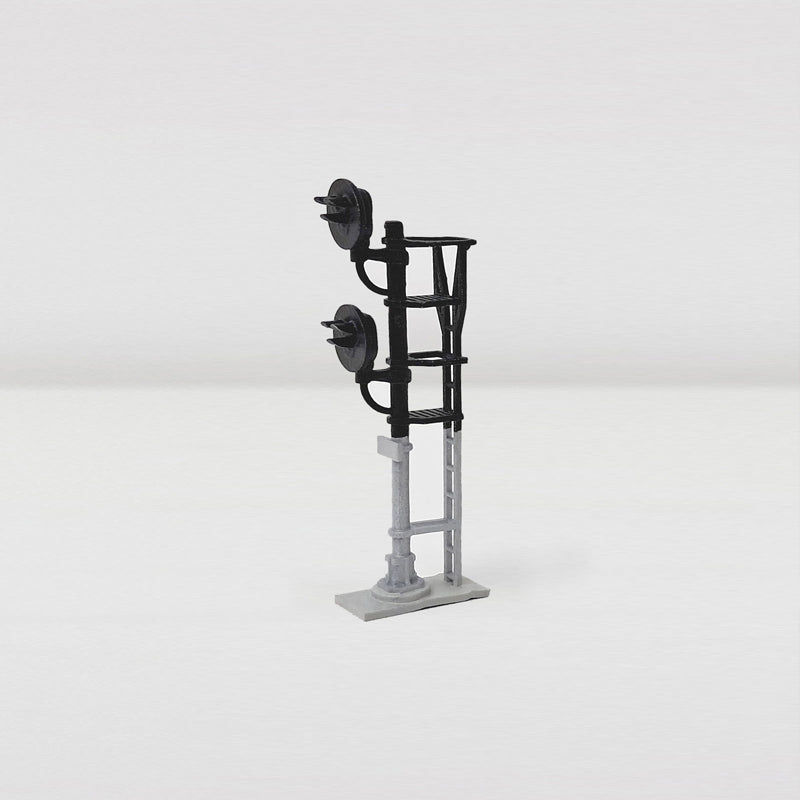 Front view of a g-type model railroad signal with two heads.
