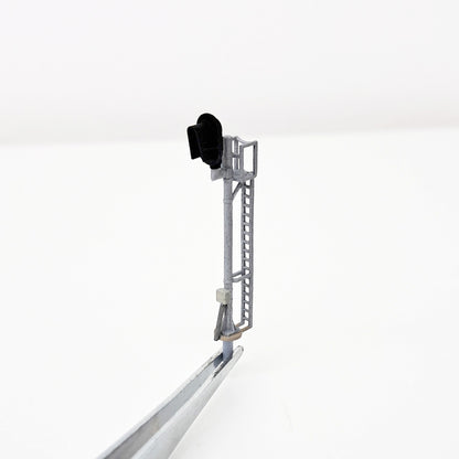 Model of an n scale train signal with a single head.